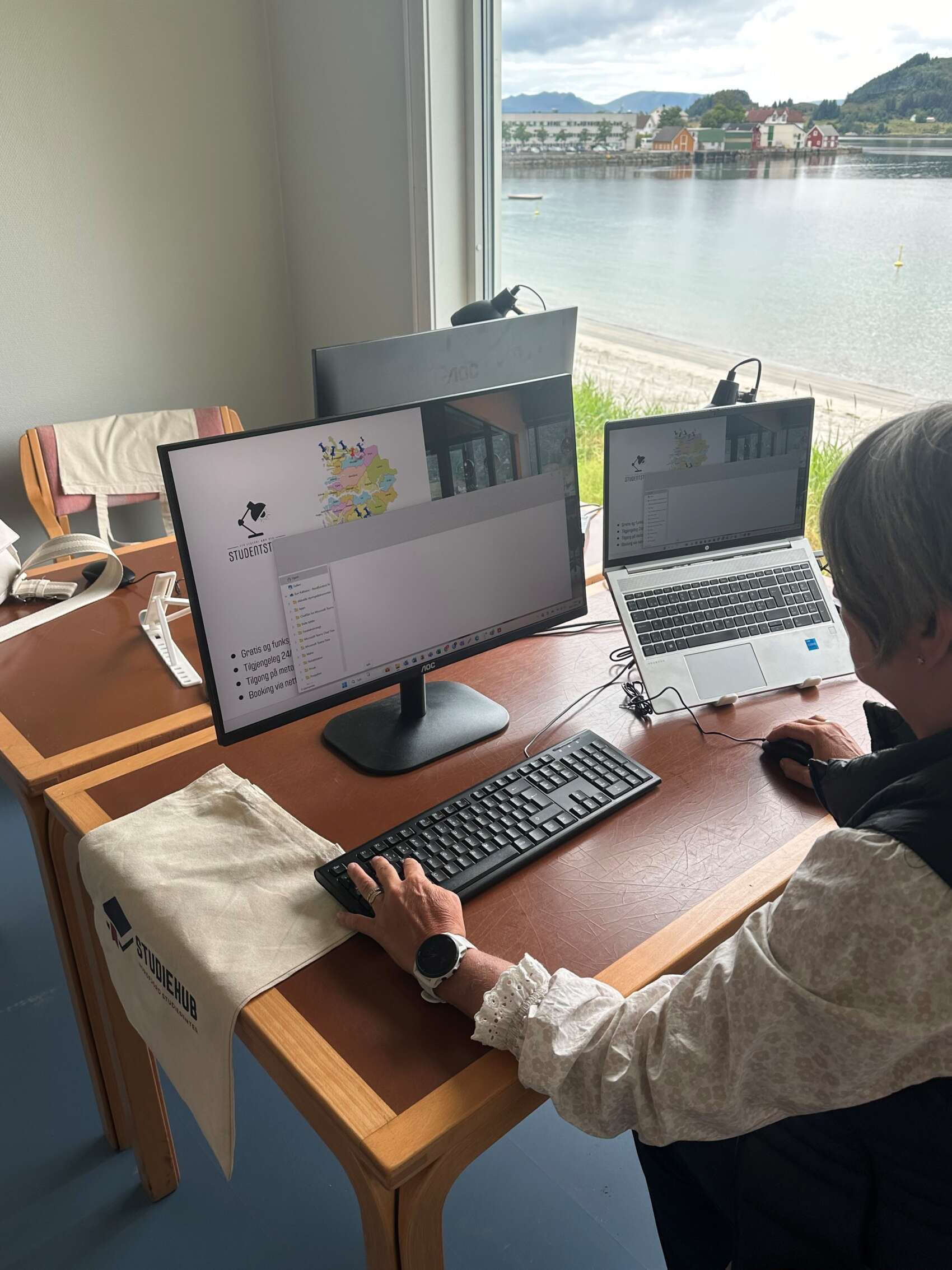 Kari Rygg, ved StudieHub – Nordfjord Studiesenter har montert utstyr i Studentstova på Selje og sjekkar at alt er klart til dei første studentane. Utsikta er det ingen ting å utsette på.